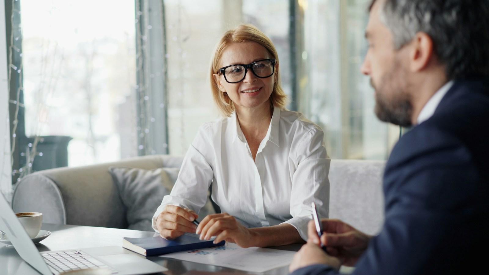 A Daira adviser in conversation with a client